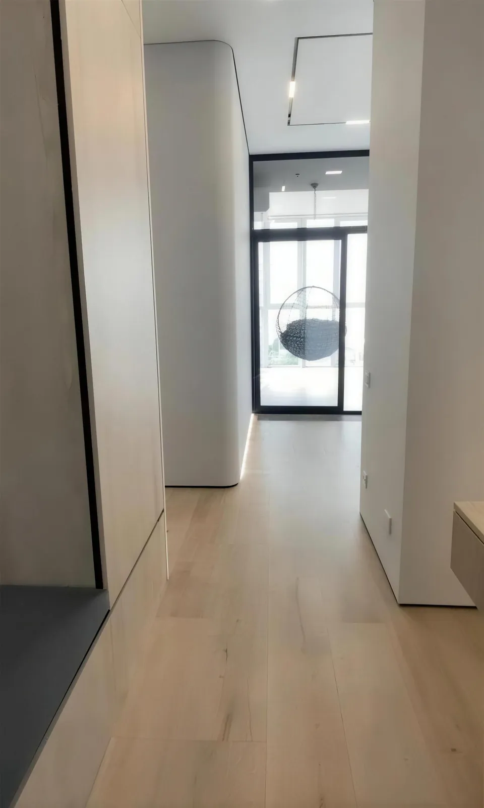 Minimalistinen eteinen varjosaumoilla