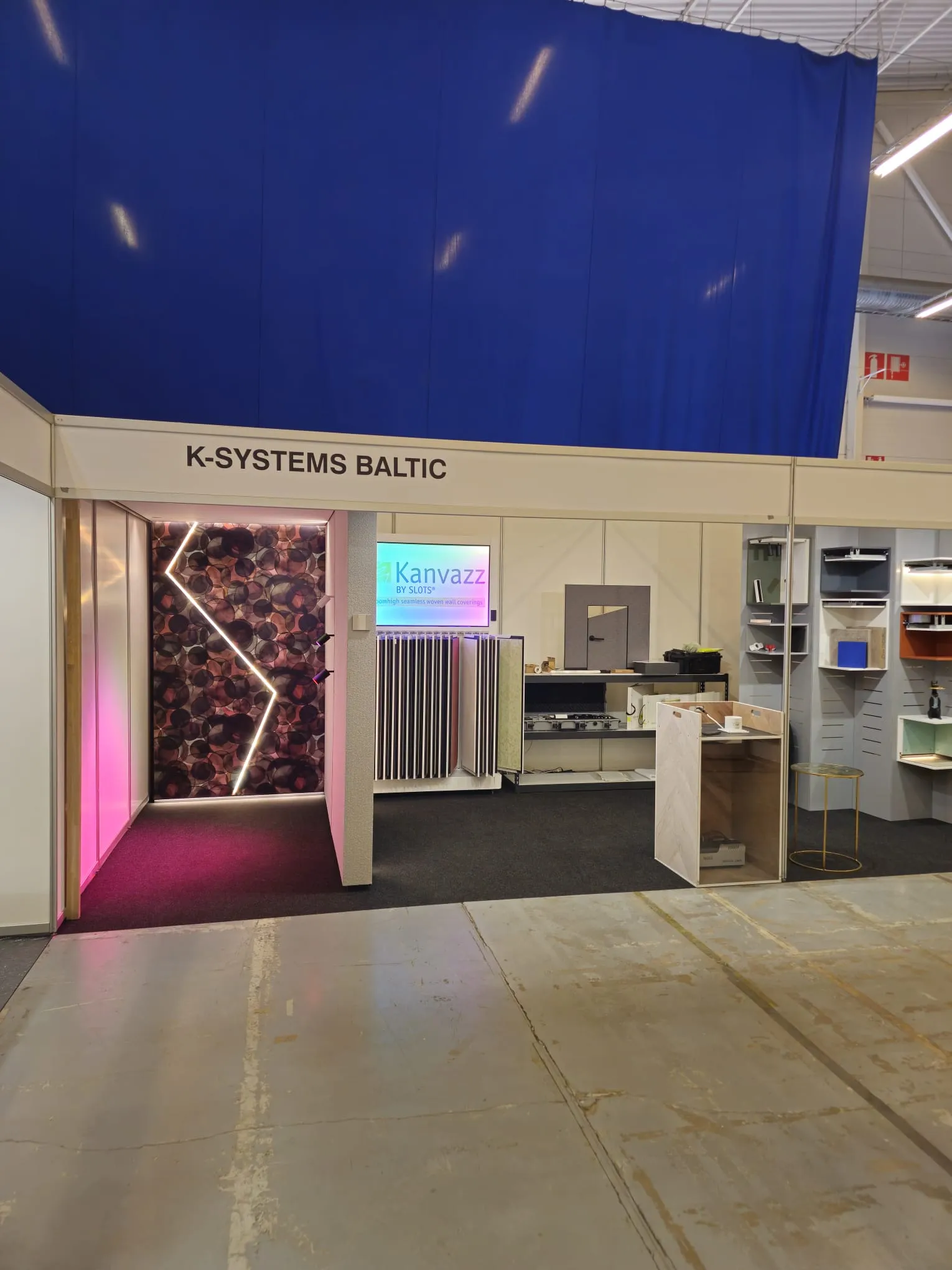 K-SYSTEMS BALTIC stendi fassaad Kanvazz seina ja valgusjoontega