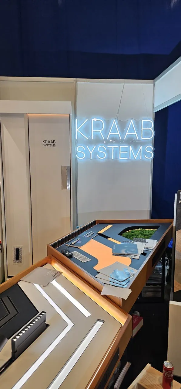 KRAAB SYSTEMS stend valgustatud sildiga messil