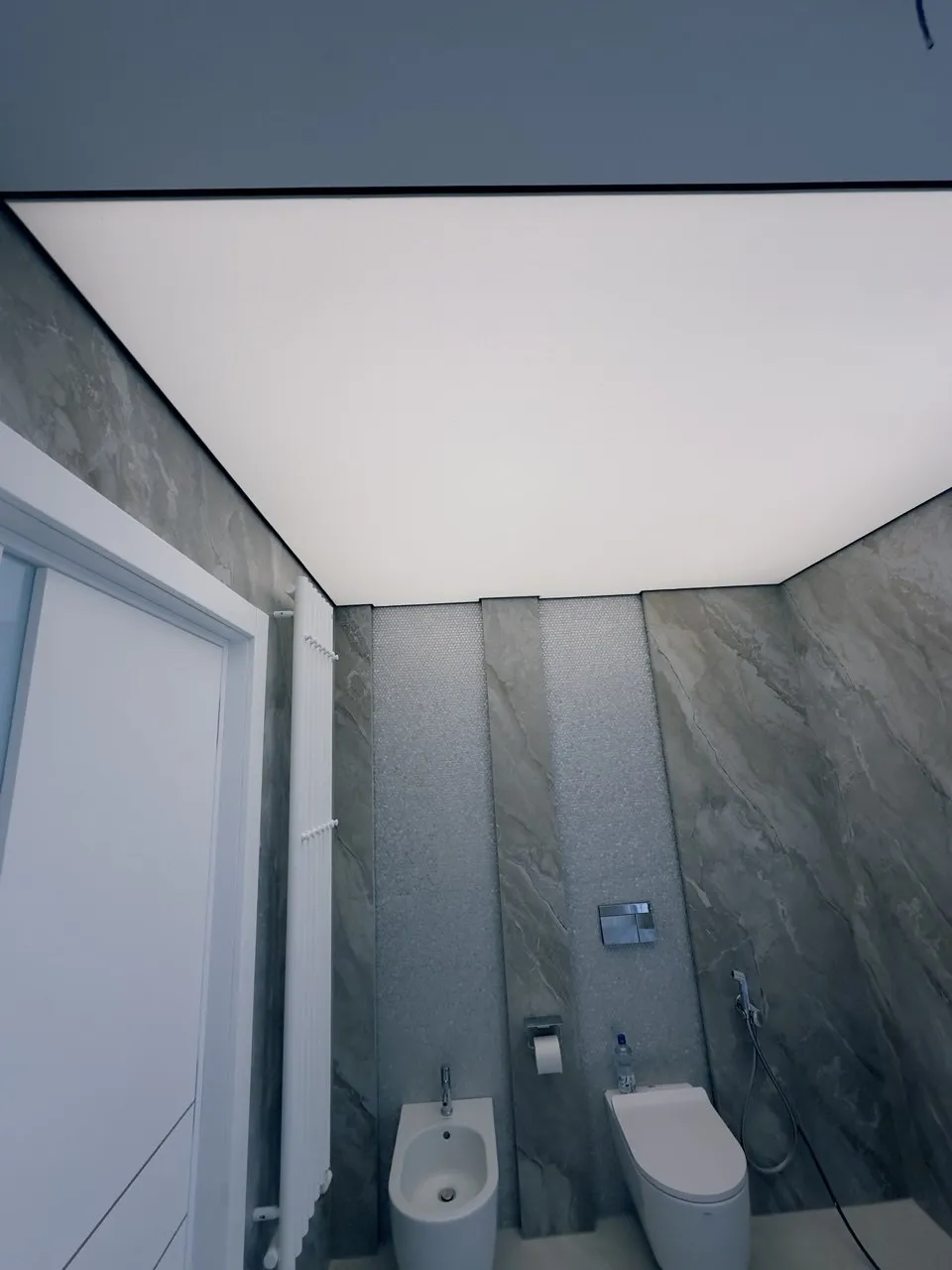 Marmorviimistlusega vannituba varjufuugaga lae ääres